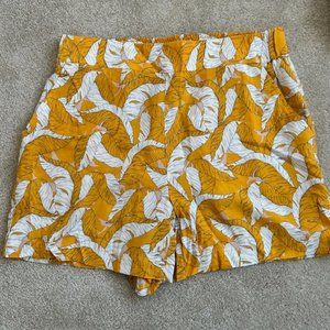 Nine West woman's yellow and white flowy floral print shorts. Size M